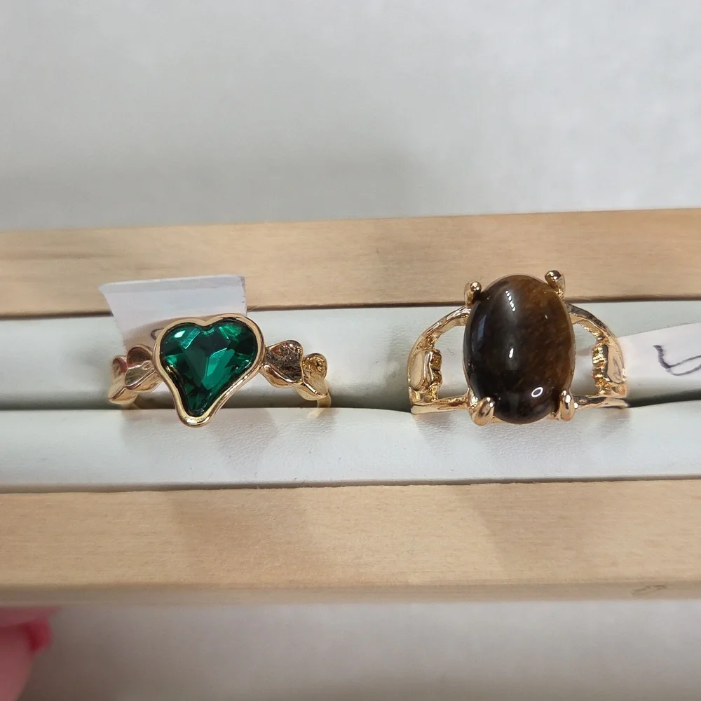 Lot of 2 Fashion Rings Gold Tone Green Heart & Dark Brown Stone Fashion Rings 9